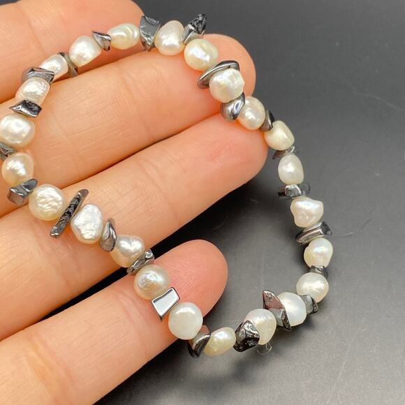 Genuine Freshwater Potato Pearl and Hematite Chip Stretch Bracelet - Picture 3 of 6